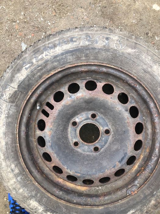 De Vanzare 2 seturi  de cauciucuri  1set este cu Jante