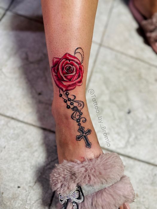 Tattoo artist and piercing expert