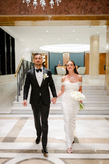 Vând rochie de mireasă stil sirenă Wona Concept +voal și mănuși