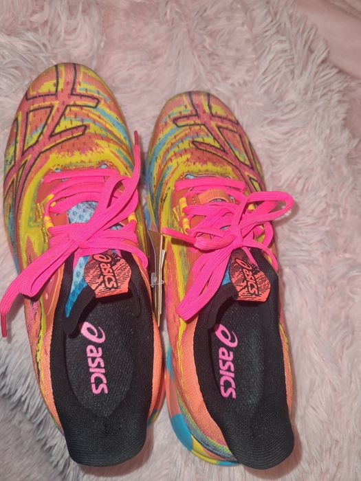 Продавам дамски  маратонки ASICS