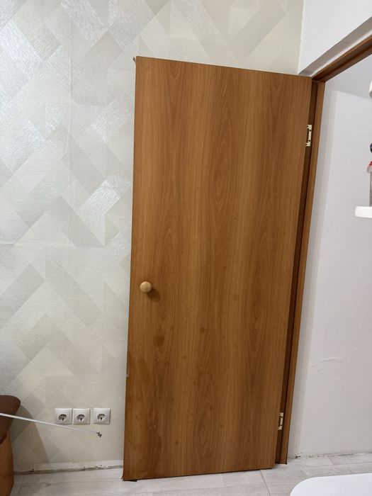 Продам межкомнатные двери по 2000