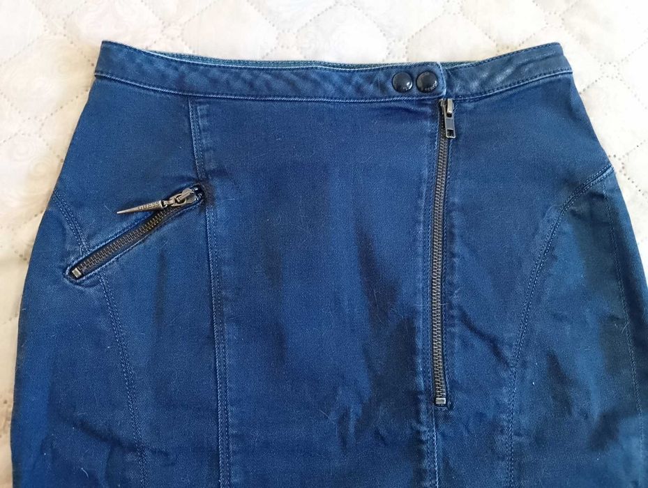 Елегантна дънкова пола на GUESS - в чудесно състояние, 12 евро.