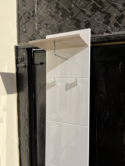 Cuier alb de perete cu etajera din PAL lucios