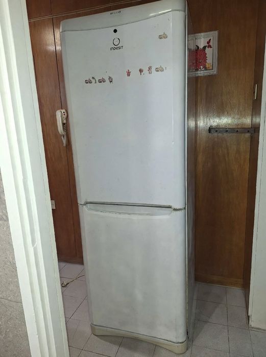 Хладилник с фризер INDESIT - Работи, за вила / гараж
