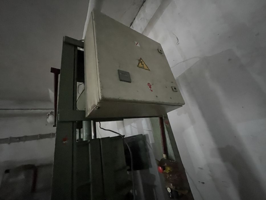 Преса/балировачка за дрехи