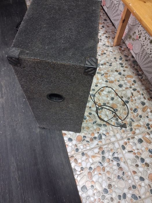 Cutie/incinta boxa cu stație activa