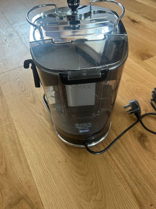 Vând espressor manual DeLonghi ECOM311.BK în stare foarte bună