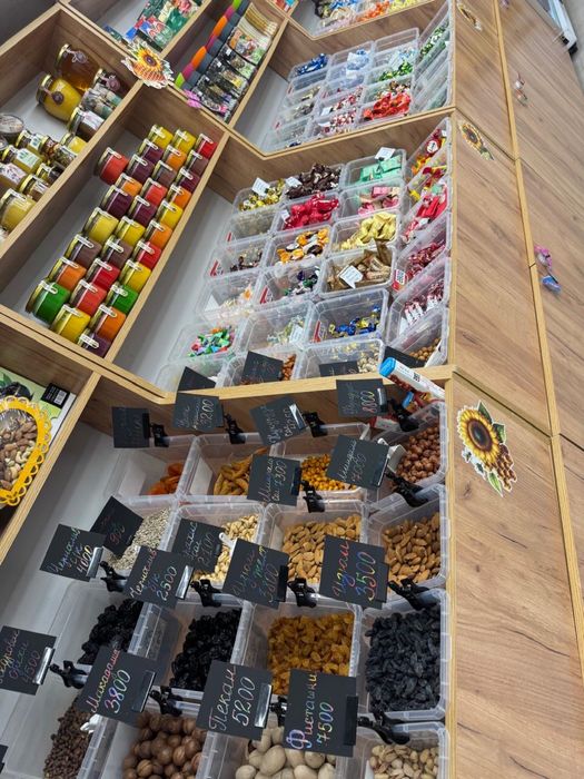 Продам торговые стелажи и витрины