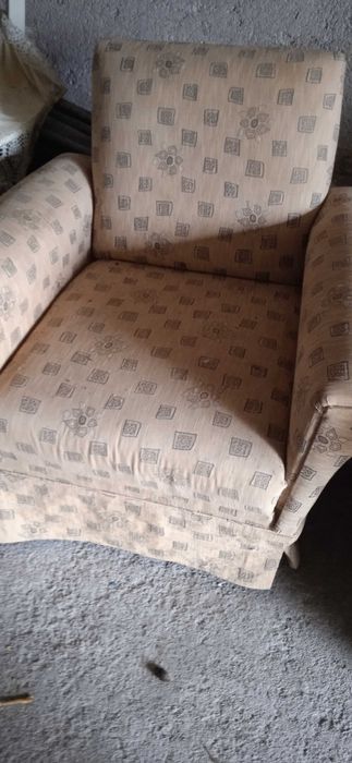 Два фотьойла без диван и кръгла маса.