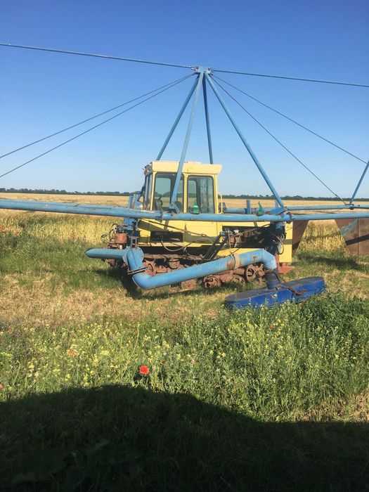 Трактор ДТ-75 с дождевальной установкой