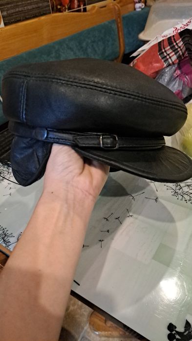 Зимний кожаный берет
