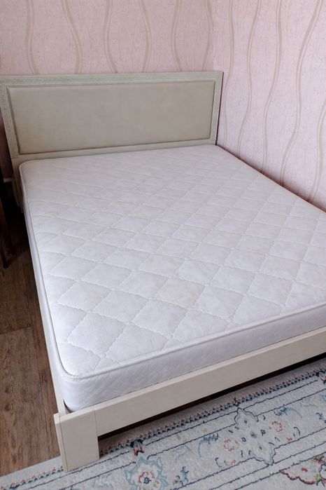 Двуспальная кровать