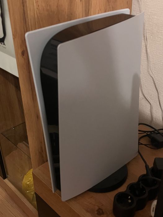 Playstation 5 дигитален със два оригинални контролера