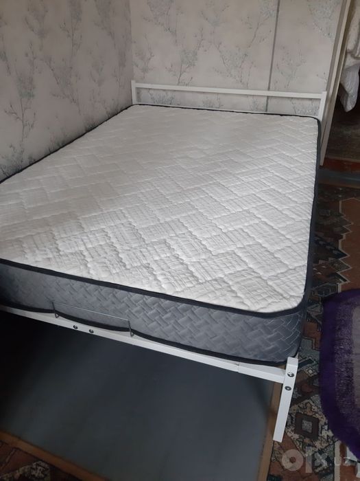 Продается кровать с матрасом ортопедическим.