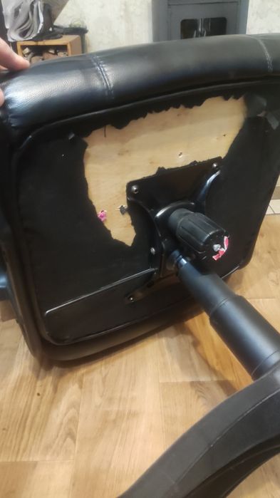 Кожен офис стол.