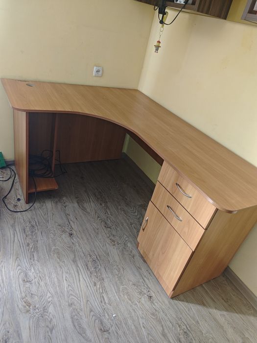 Продам угловые письменные столы