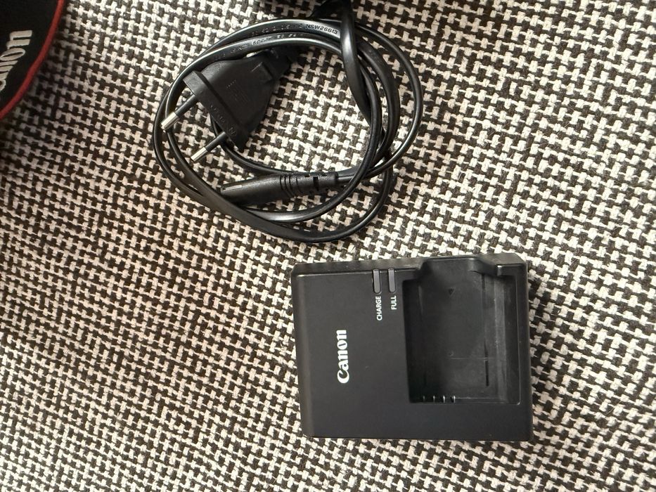 DSLR фотоапарат CANON EOS 2000D EF-S 18-55 IS 24.1 MPx, WI-FI