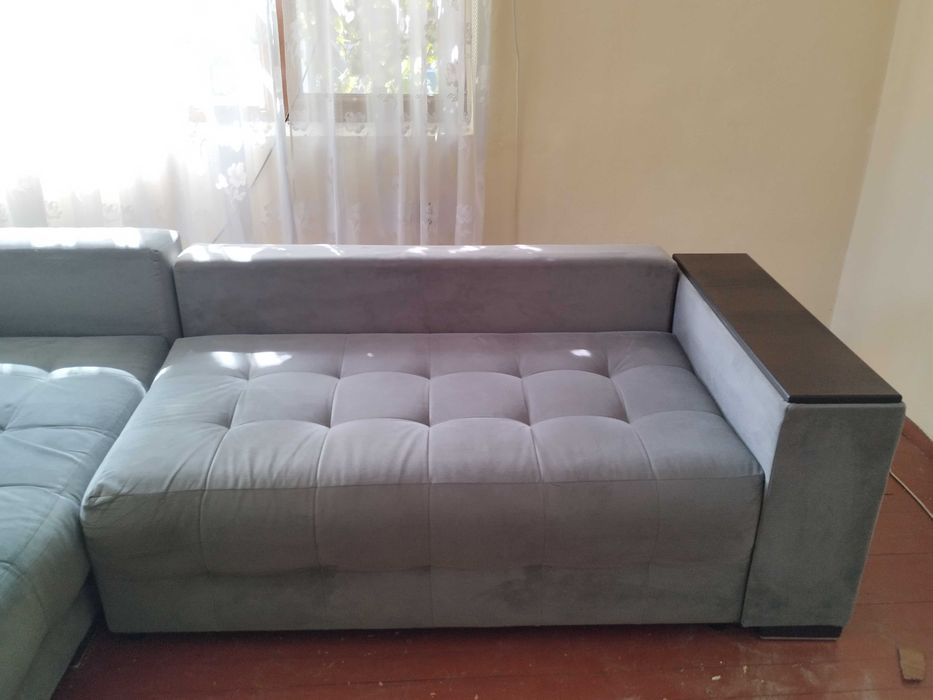 Разтегателен ъглов диван, с подлакътник етажерка