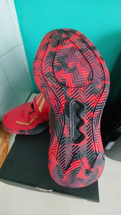 Продавам обувки за баскетбол Deep Threat J FV2276 Червен Adidas