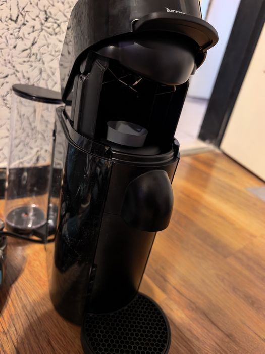 Машина за еспресо Nespresso Vertuo ENV150B от De'Longhi. 339евро е нова