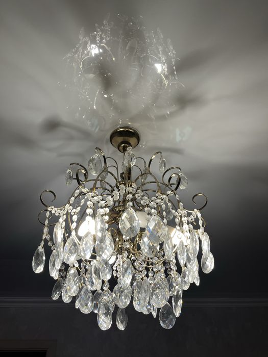 Продам красивую люстру