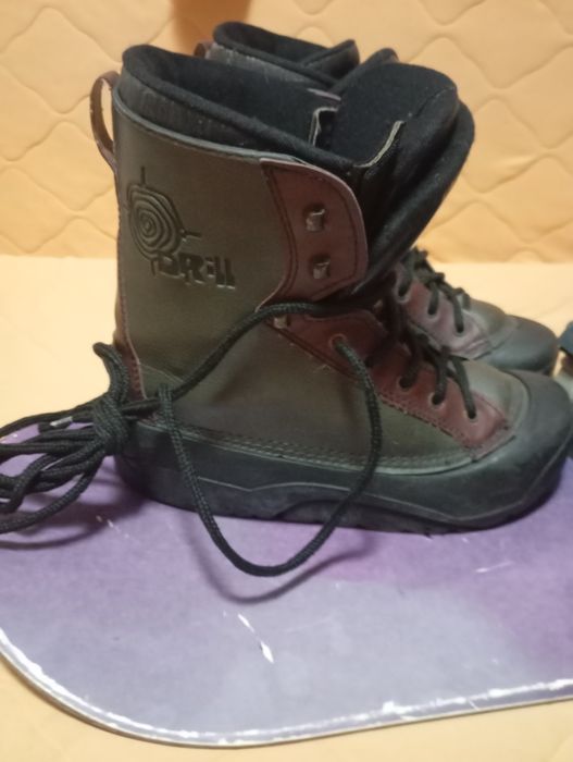 Сноубордная доска и ботинки.