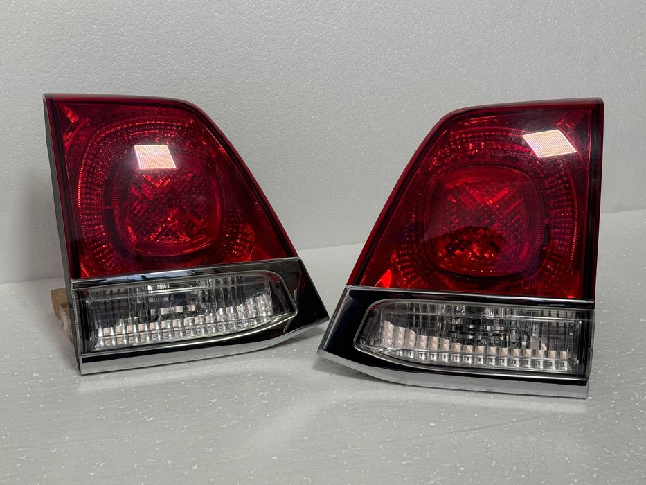 Задние фонари крышки багажника на Toyota Land Cruiser 200
