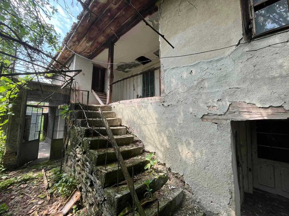 Продава се парцел със стара къща с.Радко Димитриево