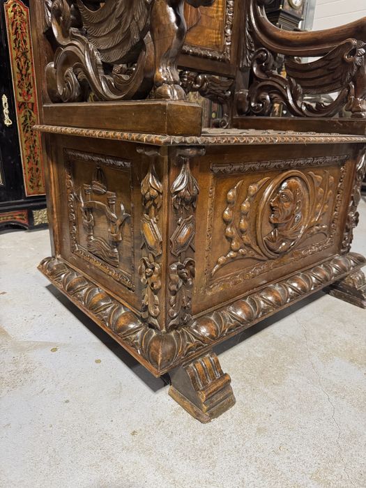 Scaun tron din lemn masiv, sculptat manual – cu ladă de depozitare