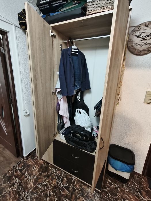 Vând dulap cu 3 uși și 2 sertare
