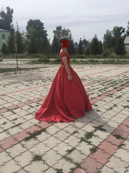 Продается бальное платье красного цвета