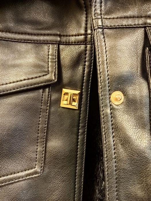 Дамско кожено яке от еко кожа и висококачествен еко пух. Яката се свал