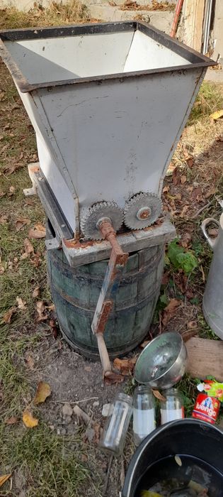 Vând zdrobitor de struguri