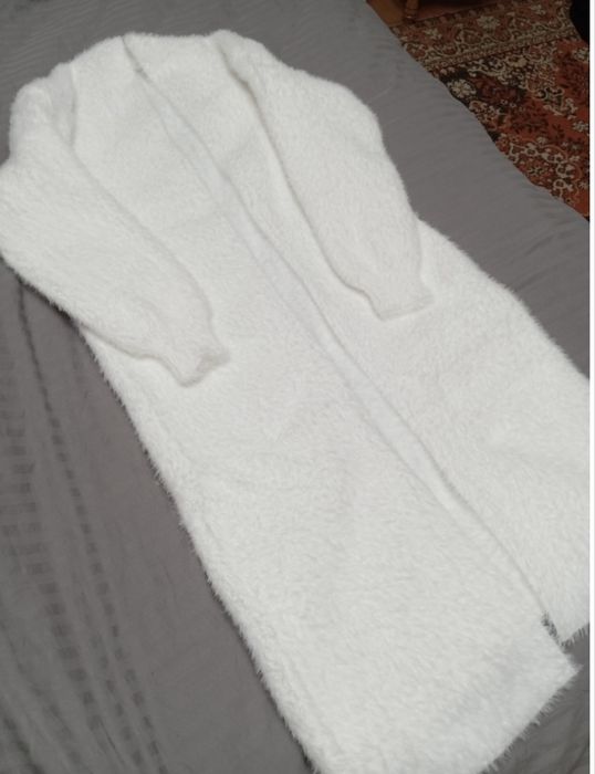 Кардиган белом цвете