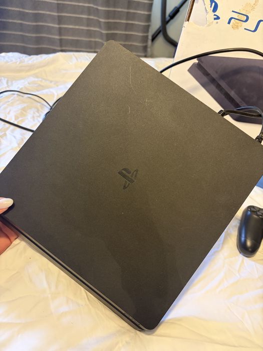 Playstation 4 Sony с 3 джойстика и 7 игри