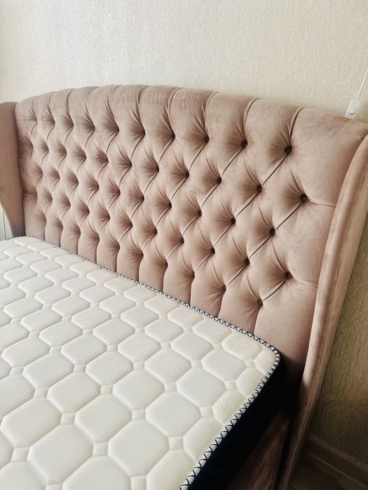 Кровать двуспальная с матрасом