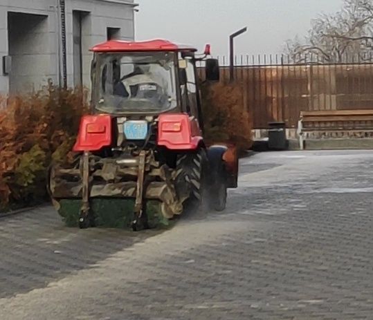 Услуги трактора с щеткой