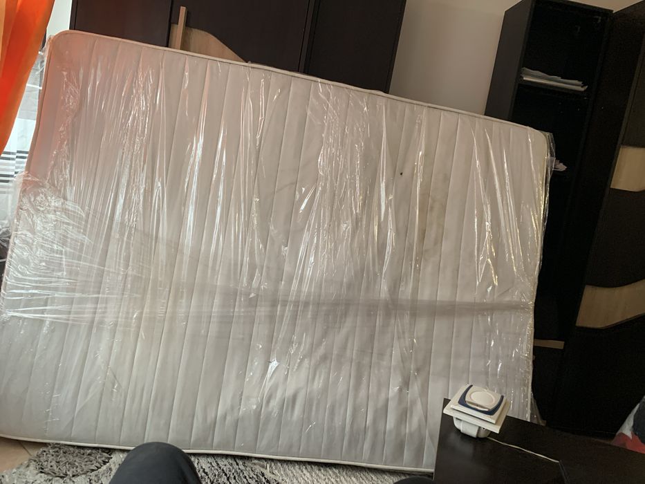 Vind saltea de pat cu arcuri in stare foarte buna