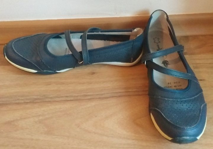 Дамски обувки и кецове