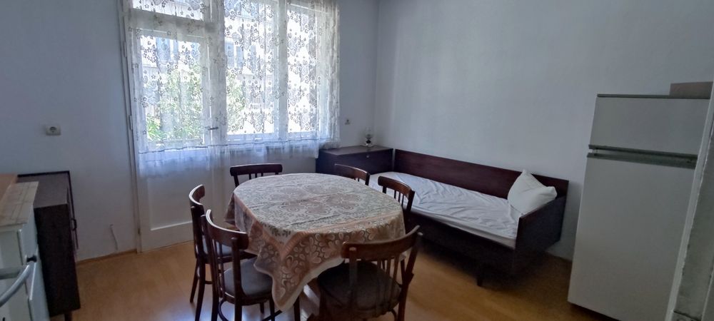 Отдава апартамент и гараж под наем