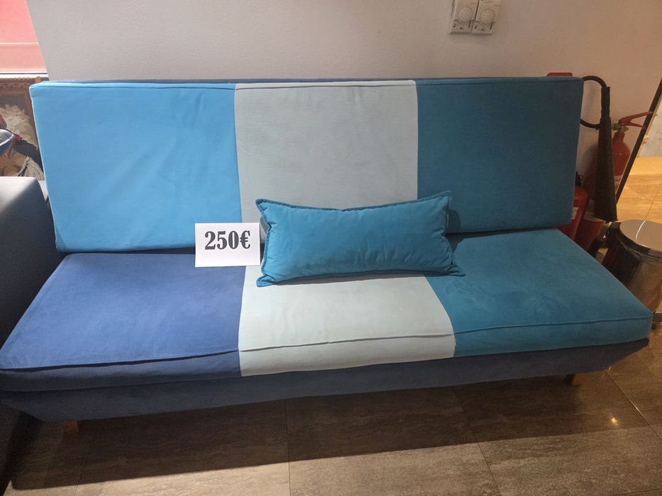 Дизайнерски дивани в различни цветове и дамаски общо три плата