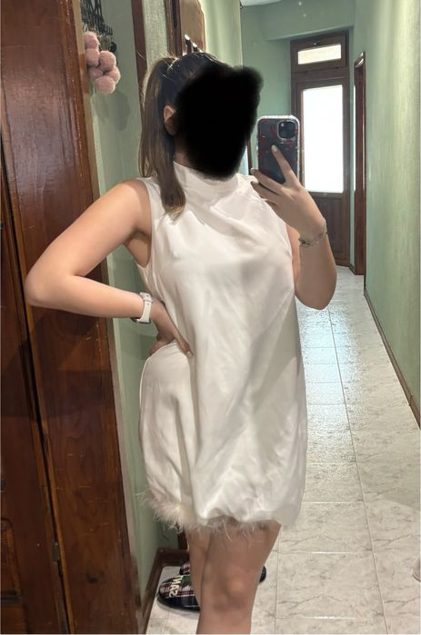 Къса бяла рокля