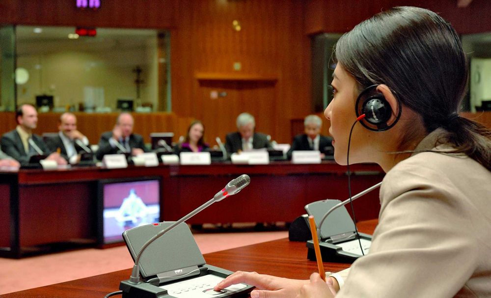 переводчик на конференции. переводчик синхронист. синхронный перевод. синхронный переводчик картинки. синхронный перевод русский.