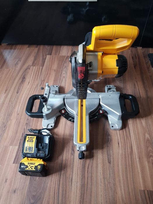 Dewalt DCS 365,circular pe acumulatori,pentru tăieri înclinate.