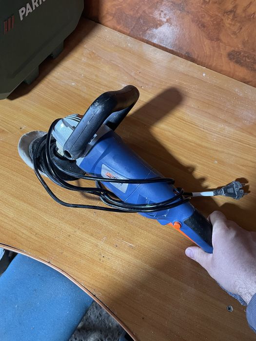 Vand circular de mana slefuitor si circular de banc