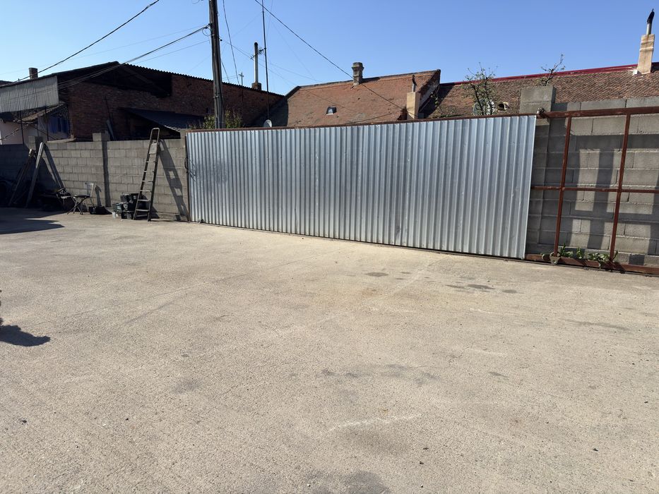 Casa de vanzare cu teren generos si hala metalica