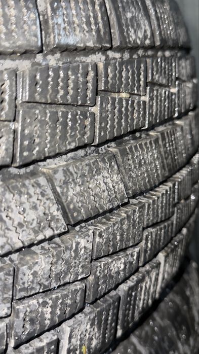 Продам комплект зимних шин 215/55/17