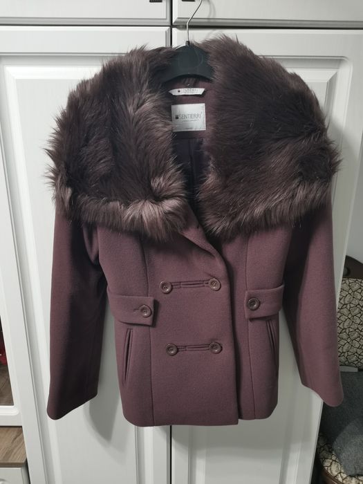 Vand palton scurt cu blana detasabila,arata impecabil purtat de 2 ori!