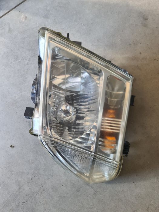 Far stanga nissan navara d40 cu xenon an 2007