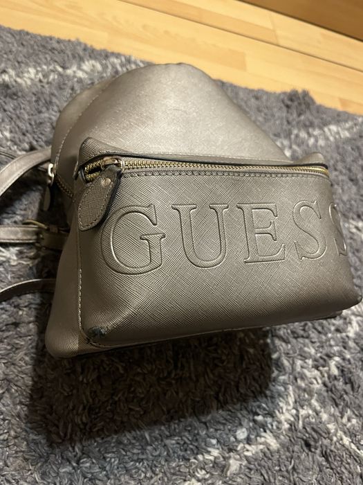 Раница на марката Guess